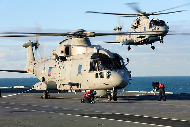 Tàu sân bay mạnh nhất hải quân Anh ra khơi với máy bay quân sự